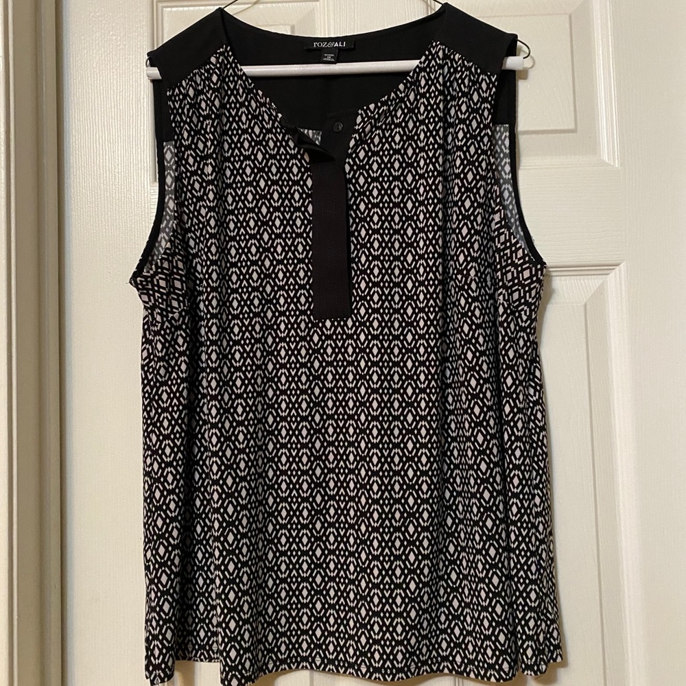 Roz & Ali Black & White Women’s Top- Size 1X